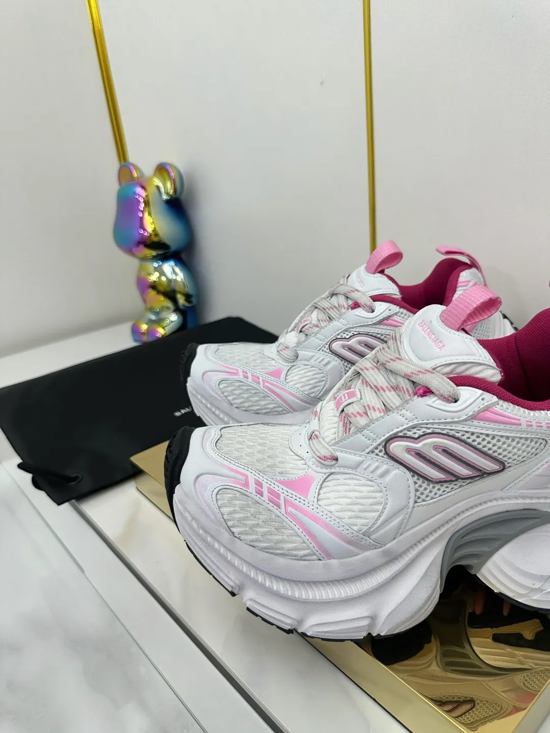 👟👟Ex-factory price 680👟👟 Balenciaga Balenciaga CARGO 6XL Sneakers Round-toe lace-up Low-cut lifestyle mesh lace-up Low-cut catwalk retro Balenciaga is always at the forefront of fashion. This model has huge size and eye-catching design. It is in line with the current "" trend. It uses an all-black color scheme to create a low-key yet gorgeous effect. The 6XL size makes it a conspicuous presence in the market. Suitable for people who pursue individuality. The products released this time once again reflect their innovation capabilities. They are made of microfiber and mesh. Its avant-garde design, exaggerated volume and reflective details give it a special silhouette. It is made of mesh material, which brings good foot feel, comfortable and breathable. The appearance still adopts the classic shape. The shoe body is fashionable and easy to wear. Item No.: 815859 W2MV2 1012 Size: 35-46